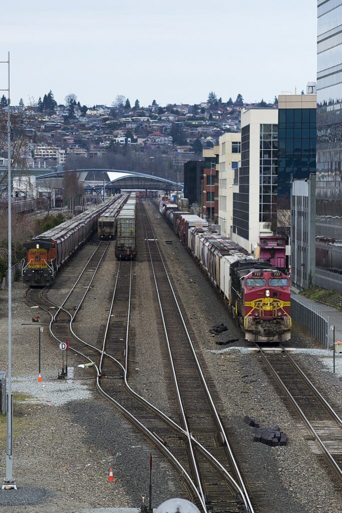 train-4624707_1920